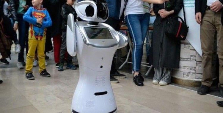 Robot 'Sanbot' erik dalı oynadı