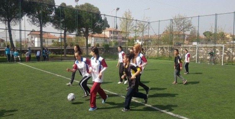 Kız öğrencilerin futbol turnuvası nefes kesti