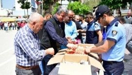 Adana zabıtası vatandaşlara gülsuyu ve lokum ikram etti
