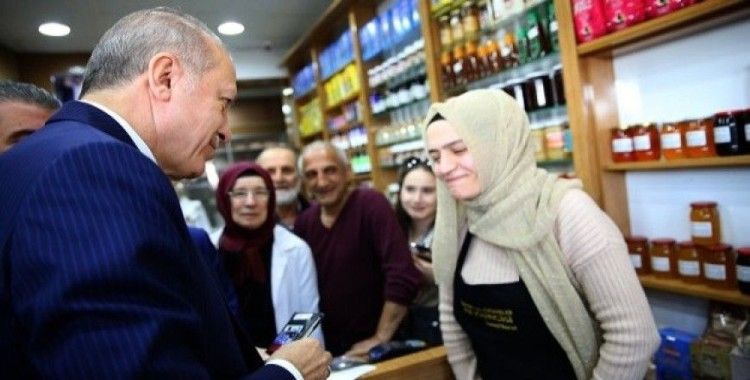 Cumhurbaşkanı Erdoğan, Beykoz’da şarküteriden alışveriş yaptı