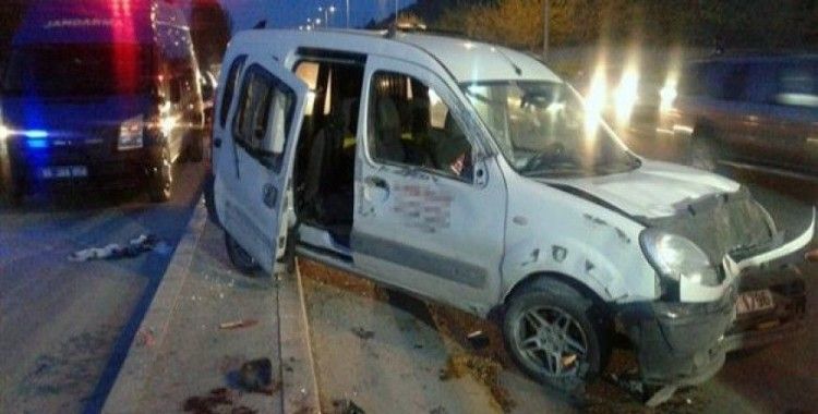 ​Başkent'te panelvan otomobile çarptı; 6 yaralı