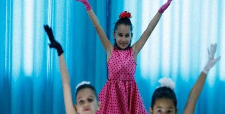 Türk ve Rus çocuklar el ele dans ediyor