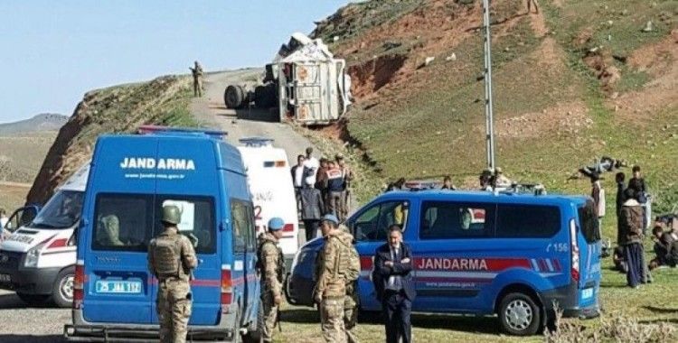 Erzurum'da kamyon devrildi, 1 ölü, 64 yaralı 