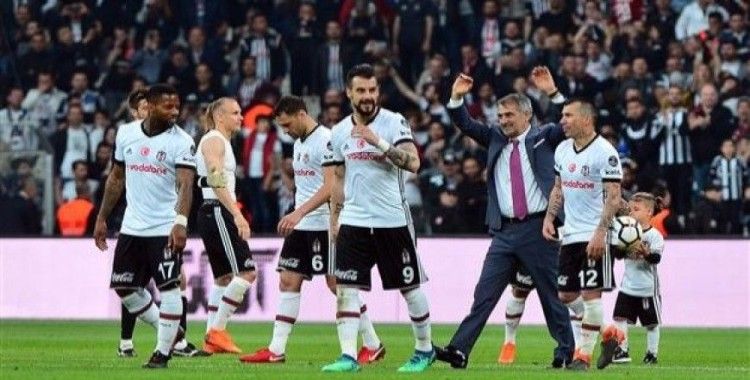 ​Beşiktaş tribünlerinden Şenol Güneş'e sevgi seli