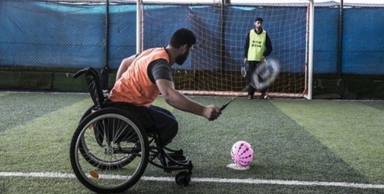 Engelli kalan Suriyeliler futbol ile moral buluyor
