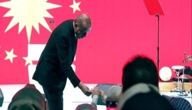 Erdoğan'dan eşine zeytin dalı jesti