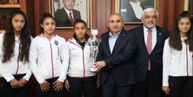 Başkan Kara Türkiye şampiyonu sporcular ile bir araya geldi