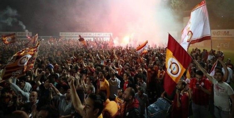 Galatasaraylı taraftarlardan şampiyonluk kutlamasına yoğun ilgi