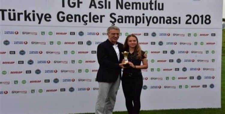 Golf Turnuvası kazananları kupalarını Ağaoğlu'nun elinden aldı
