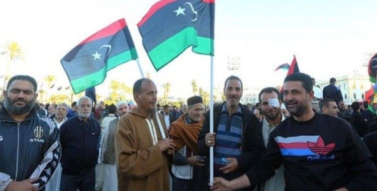 Hafter'in Derne operasyonları Trablus'ta protesto edildi