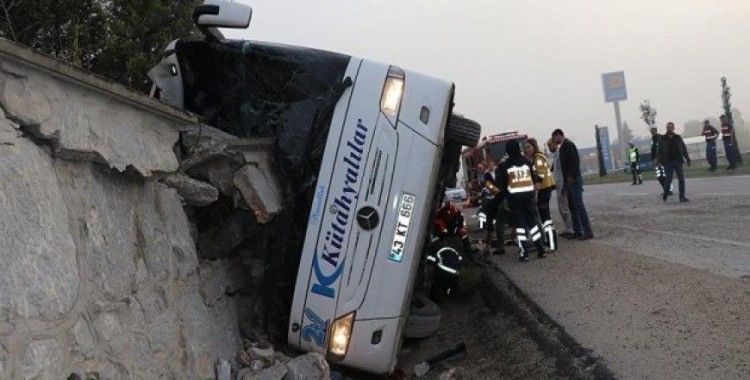 Kütahya'da yolcu otobüsü devrildi