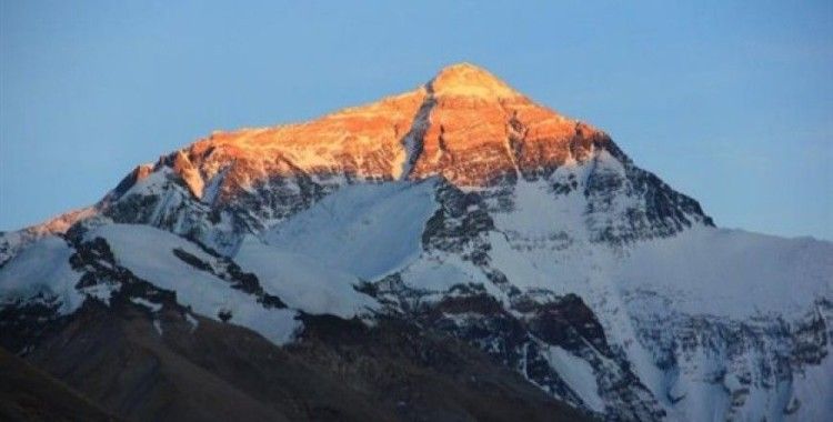 Everest'te tırmanan 2 dağcı öldü