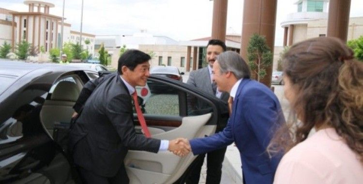Japonya Büyükelçisi Akio Miyajima, Rektör Bağlı'yı ziyaret etti
