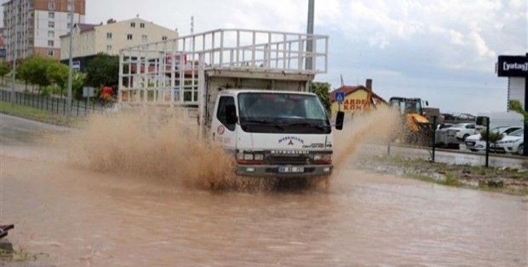 ​Yozgat'ta yağmur ve dolu vatandaşlara zor anlar yaşattı