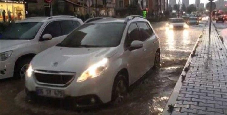 ​Diyarbakır'da sağanak yağış hayatı olumsuz etkiledi