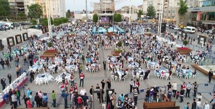 Taksim Meydanı'ndaki dev iftar havadan görüntülendi