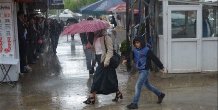 Yüksekova'da yağış hayat olumuz etkiledi