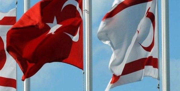 ​KKTC'de Türk bayraklarını indirmeye çalışan iki kişi tutuklandı