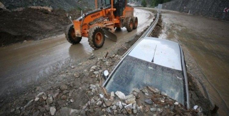 Bursa'da yağış nedeniyle kapanan yollardaki çalışmalar sürüyor