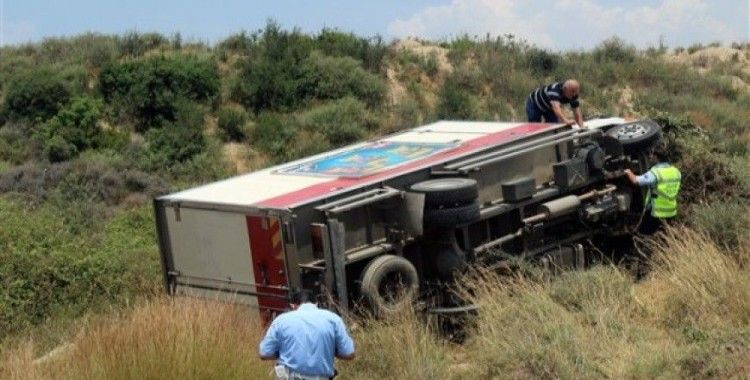 Antalya'da kamyon devrildi, burunları bile kanamadı