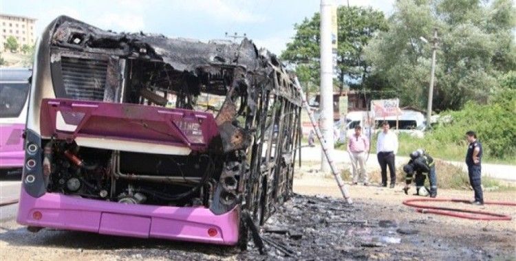 Düzce'de bir anda yanan halk otobüsü küle döndü