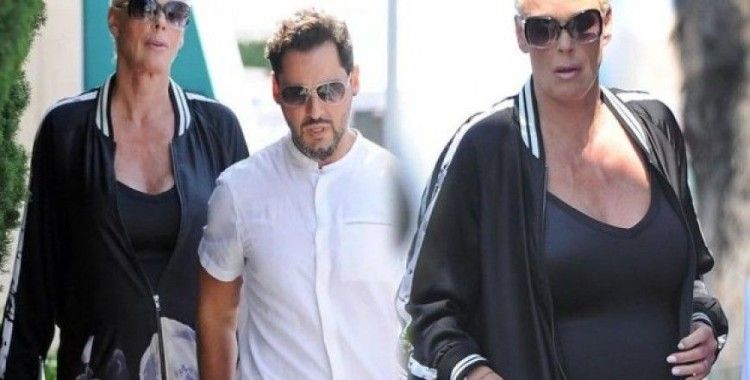 54 yaşında hamile kalan Brigitte Nielsen ilk kez görüntülendi