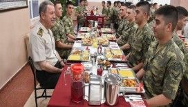 Orgeneral Akar erbaş ve erlerle iftar yaptı
