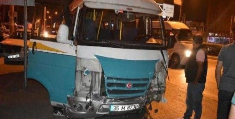 İzmir'de kamyon ile otomobil çarpıştı, 3 yaralı