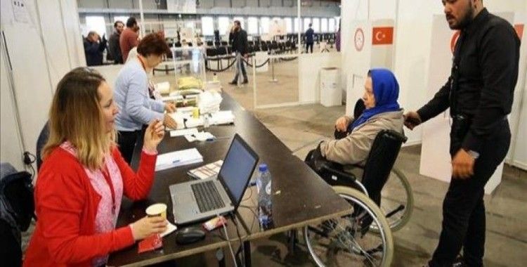 Yurt dışındaki engelliler, vatandaşların yardımıyla oy kullandı