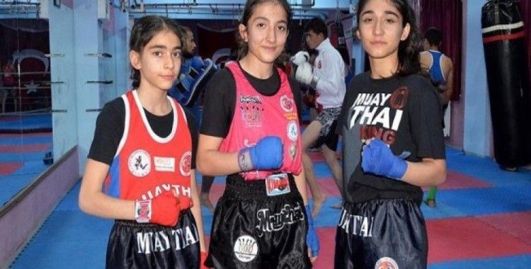 Kick boks ve muay thaide şampiyon kız kardeşler
