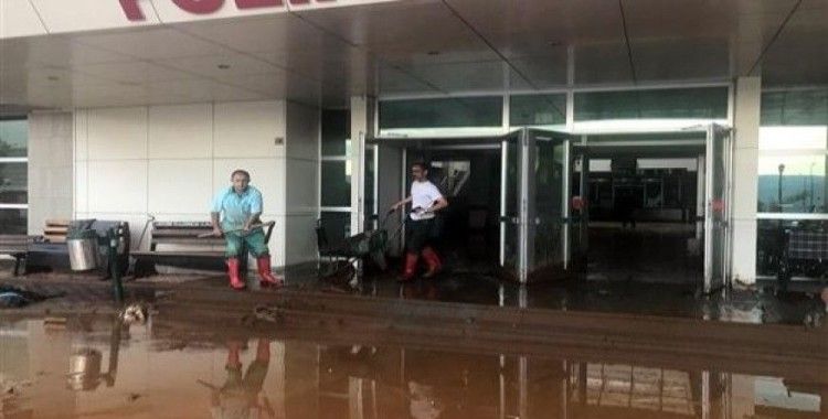 ​Giresun'da sağanak yağış sonrası hastaneyi su bastı