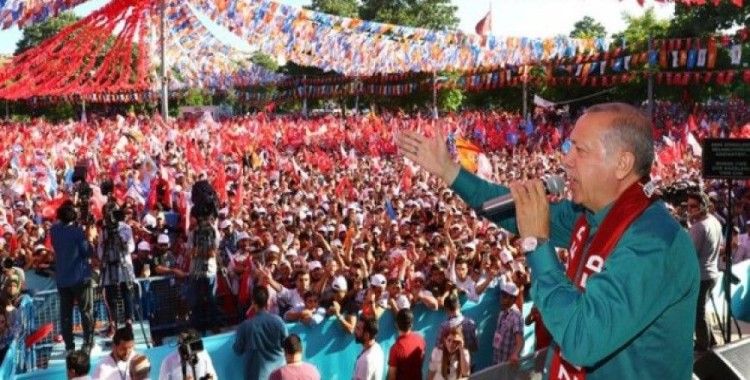 Erdoğan seçim şarkısını vatandaşlarla söyledi