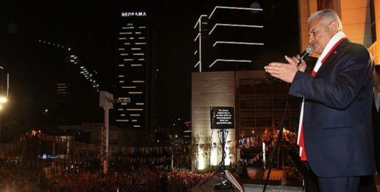 Yıldırım, AK Parti önünde toplanan vatandaşlara sesleniyor