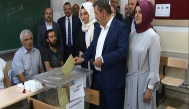 Destici ailesiyle birlikte sandığa gitti