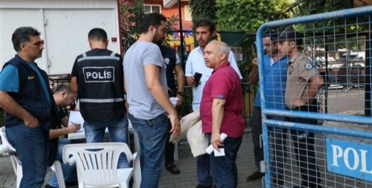 Adana'da sayılan oylar seçim kurullarına getiriliyor 