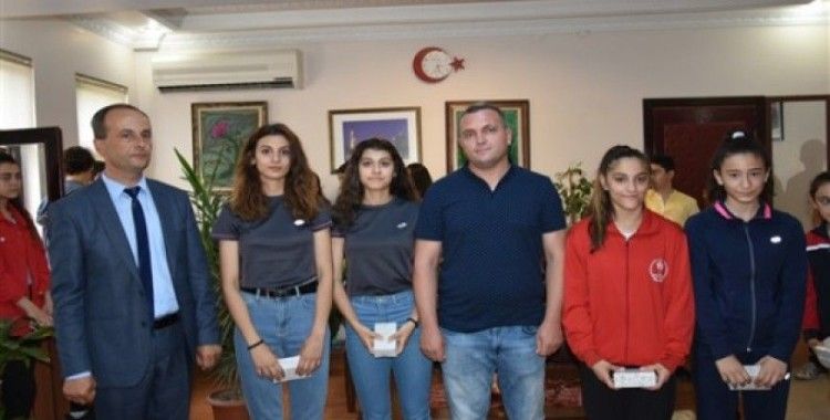 Türkiye derecesi yapan öğrenciler ödüllendirildi