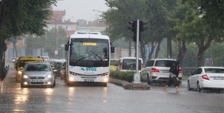 Sağanak yağış Edirne'den giriş yaptı
