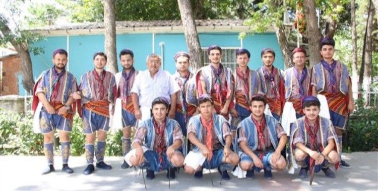 Kula'da düğünlerin vazgeçilmezi yarenler