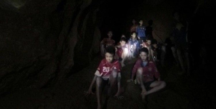 Mağarada mahsur kalan Taylandlı çocuklara sağlık ekibi ulaştı
