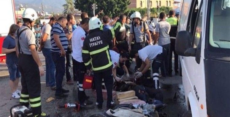 ​Hatay'da minibüsün altında kalan motosiklet sürücüsü öldü