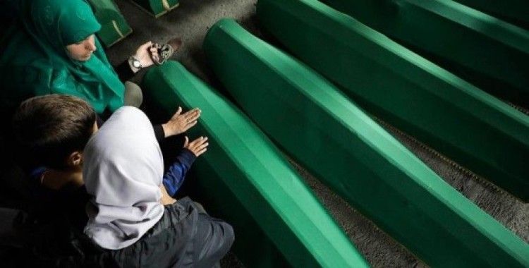 Srebrenitsa kurbanlarının cenazeleri Potoçari'ye ulaştı