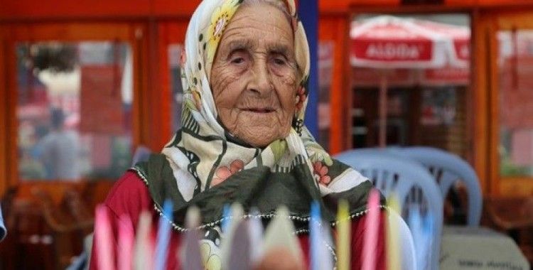 100 yaşını pasta keserek kutladı
