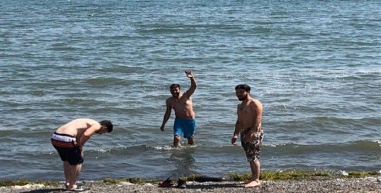 Sıcaktan bunalan Ardahanlılar, Çıldır gölünde serinliyor