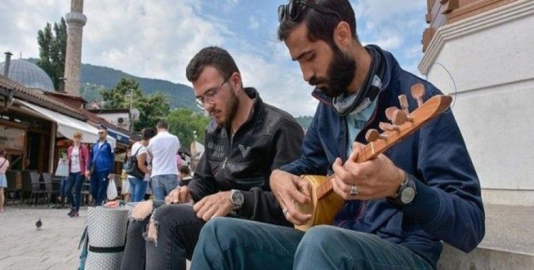 Avrupa'yı gezip bağlamayla Türk kültürünü tanıtıyorlar