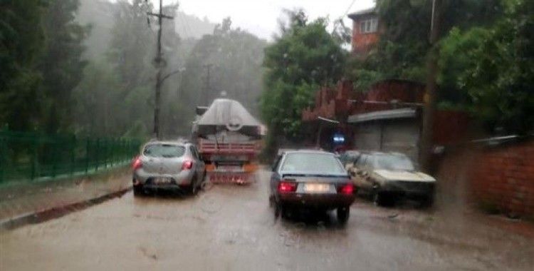 Zonguldak'ta aniden bastıran şiddetli yağmur hayatı olumsuz etkiledi