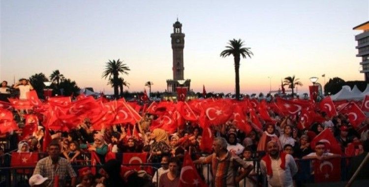 ​İzmir'de demokrasi nöbeti başladı