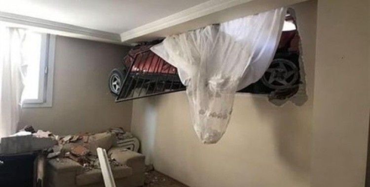 Sürüklenen otomobil evin odasına daldı