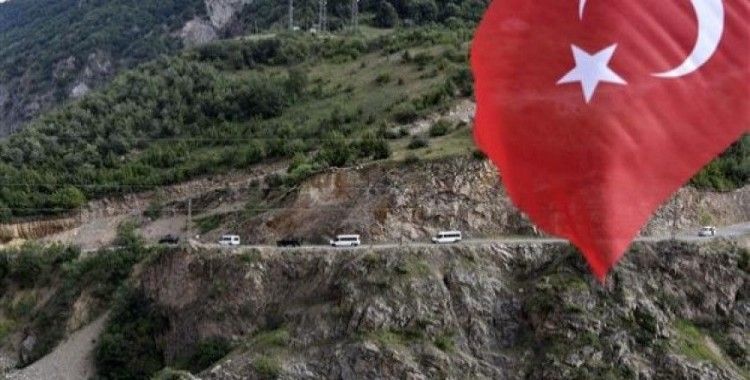 Kahramanlar Kürtün'de güllerle, dualarla karşılandı