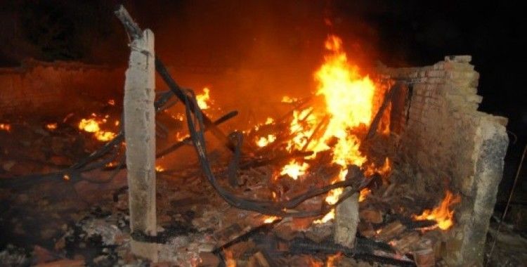 Tekirdağ'da metruk bina alev alev yandı