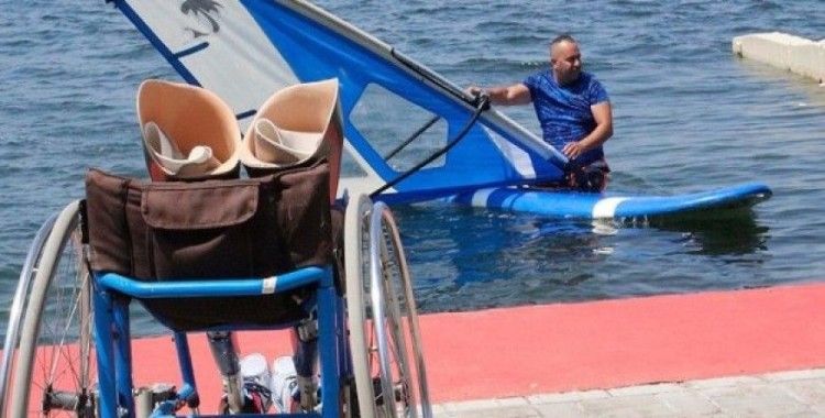 Engelli gençleri su sporlarıyla tanıştırıyor